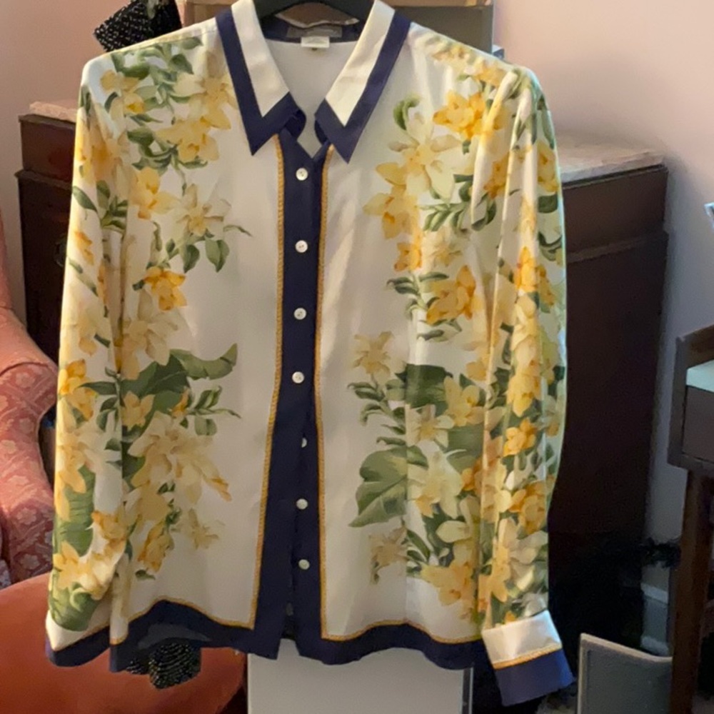 Gorgeous silk blouse - looks like Hermes! Excellent condition. Just beautiful!